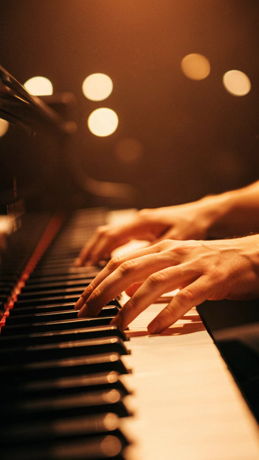 Des mains jouent sur un piano à queue lors d'un concert du Festival Caldeira au Clos Saint-Joseph