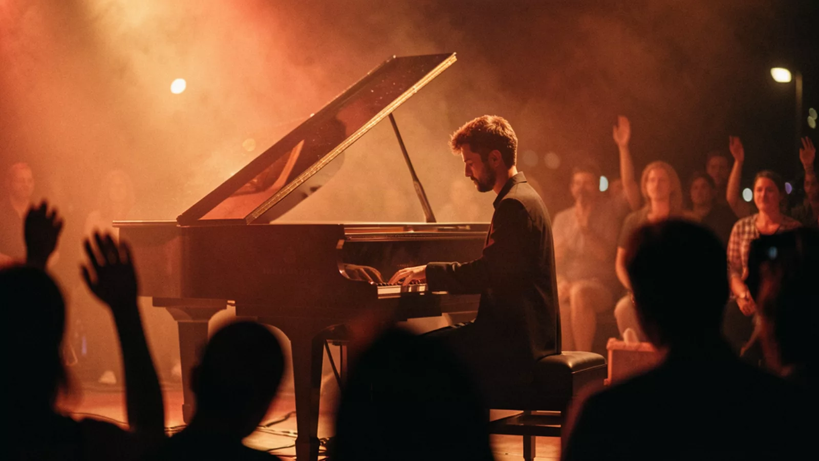 Concert du Festival Caldeira — pianiste sur scène dans une ambiance ambrée au Clos Saint-Joseph